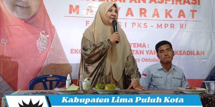 Hj. Nevi Zuairina selaku Anggota MPR-RI F-PKS Menyerap Aspirasi Masyarakat yang dihadiri oleh Pemuda, Pemudi, serta Tenaga Pengajar di Nagari Koto Tinggi