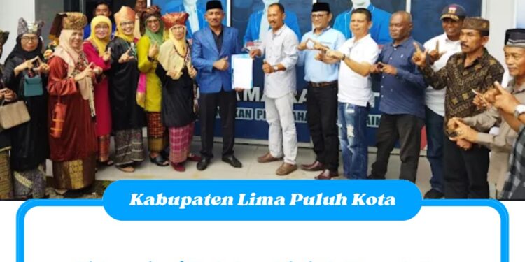 Didampingi Puluhan Niniak Mamak dan Bundo Kanduang, Safni Sikumbang Calon Pertama Serahkan Berkas Pendaftaran