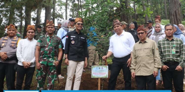 Disambut Bupati Safaruddin, Menteri Kehutanan Luncurkan IAD HATTA di Kawasan Ekowisata Kapalo Banda Taram