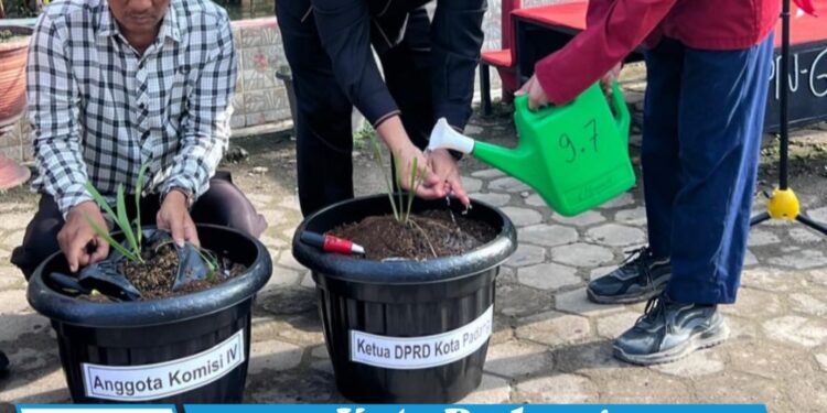 Ketua DPRD Kota Padang Resmikan Budidaya Bawang Dayak di SMPN 6 Padang