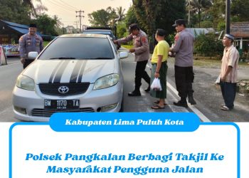 Polsek Pangkalan Bagikan Takjil Ke Masyarakat Pengguna Jalan