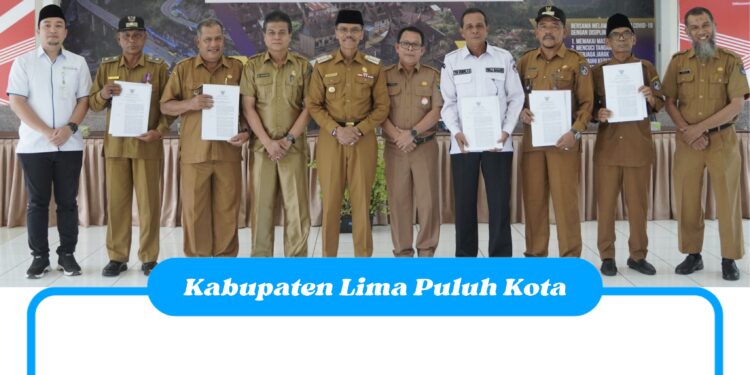 Bupati Safaruddin Serahkan SK Perpanjangan Masa Jabatan Enam Wali Nagari