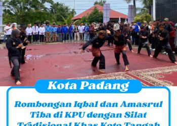 Rombongan Iqbal dan Amasrul Tiba di KPU dengan Silat Tradisional Khas Koto Tangah