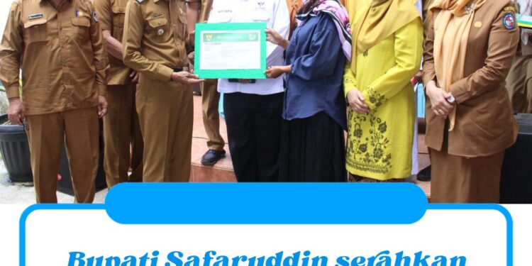 Bupati Safaruddin Serahkan Sebanyak 418 kartu BPJS Gratis Program UHC BPJS Kesehatan
