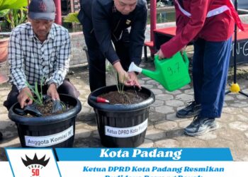 Ketua DPRD Kota Padang Resmikan Budidaya Bawang Dayak di SMPN 6 Padang