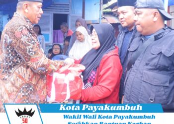 Wakil Wali Kota Payakumbuh Serahkan Bantuan Korban Kebakaran di Nunang Daya Bangun