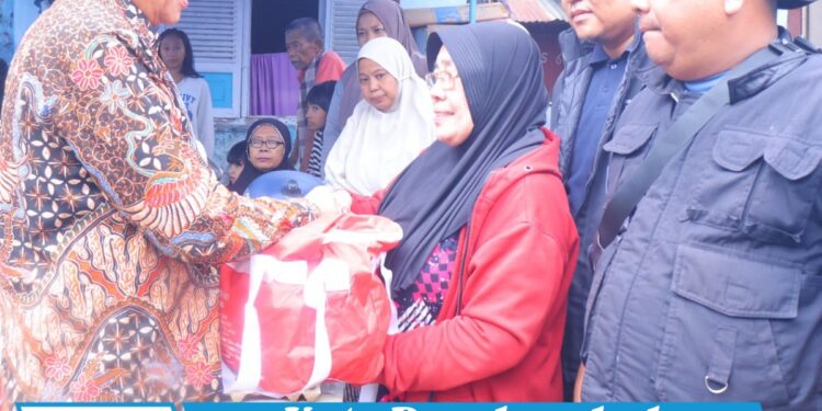 Wakil Wali Kota Payakumbuh Serahkan Bantuan Korban Kebakaran di Nunang Daya Bangun