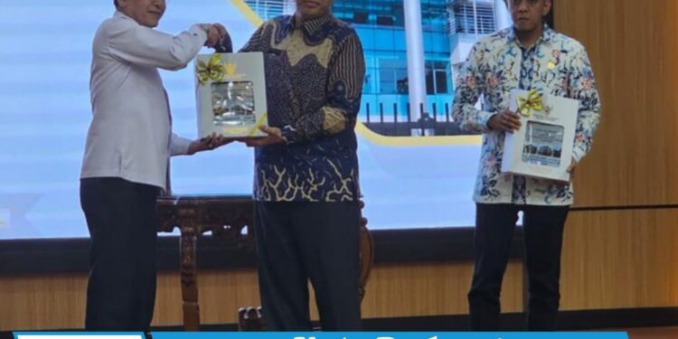 BPK-RI Sumbar Serahkan LHP LKPD 2024 kepada Delapan Pemda