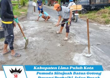 Pemuda Situjuah Batua Gotong Royong Perbaiki Jalan Rusak demi Keselamatan Pengguna